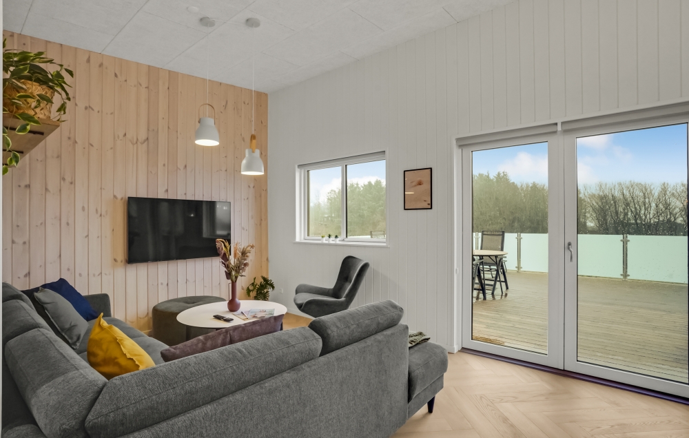 Sofaen i luksushus nr. 603 i Limfjorden er perfekt for å hygge seg med et brettspill eller se en film sammen.