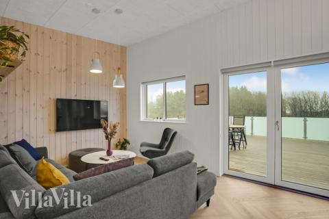 Sofaen i luksushus nr. 603 i Limfjorden er perfekt for å hygge seg med et brettspill eller se en film sammen.