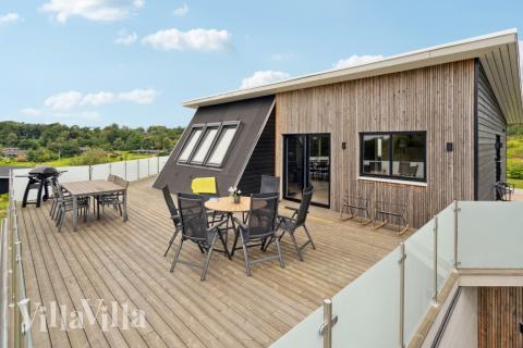 Luksushus nr. 603 har en deilig terrasse med gode hagemøbler til 12 personer.