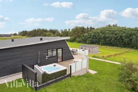 Det finnes boblebad og 4 soverom i luksushus nr. 603.