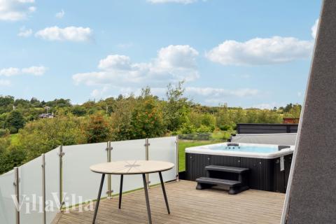 Nyt varmen i boblebadet i luksushus nr. 603 i Limfjorden