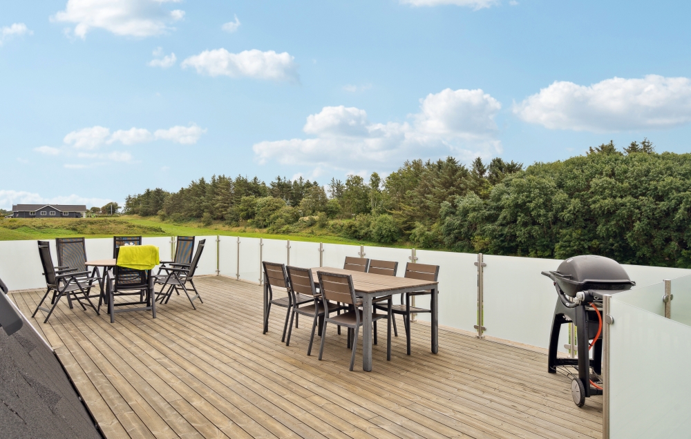 Nyt en grillkveld på terrassen i luksushus nr. 603 i Limfjorden