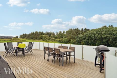 Nyt en grillkveld på terrassen i luksushus nr. 603 i Limfjorden