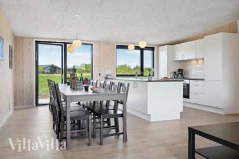 Det er plass til 16 personer i det store lyse oppholdsrommet i luksushus nr. 604.