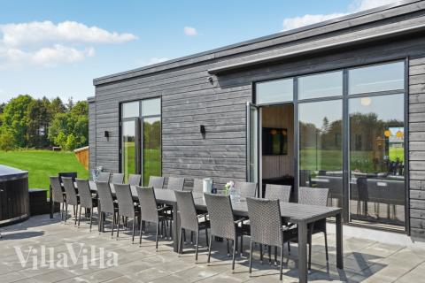 Luksushus nr. 604 har en deilig terrasse med gode hagemøbler til 16 personer.