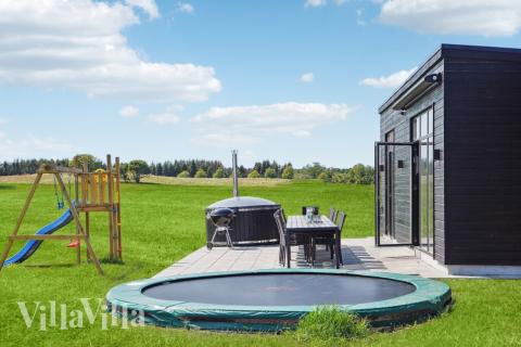 I det attraktive feriehuset nr. 604 i Østjylland finnes det mengder av utendørsaktiviteter, som leketårn og huskestativ.