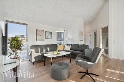 Sofaen i luksushus nr. 605 i Vestjylland er perfekt for å hygge seg med et brettspill eller se en film sammen.