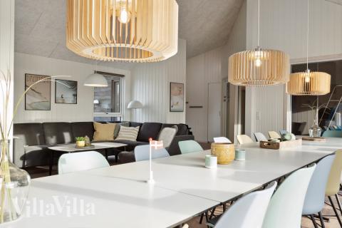 Det er plass til 24 personer i det store lyse oppholdsrommet i luksushus nr. 605.