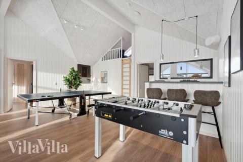 Luksushus nr. 605 til 24 personer tilbyr et stort aktivitetsrom med bl.a. biljard og dart