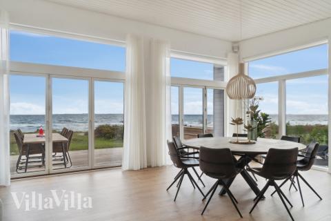 Det er plass til 6 personer i det store lyse oppholdsrommet i luksushus nr. 606.