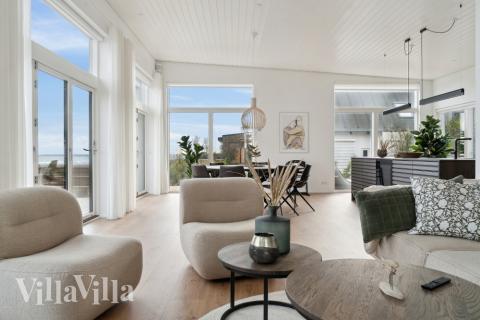 Sofaen i luksushus nr. 606 i Østjylland er perfekt for å hygge seg med et brettspill eller se en film sammen.