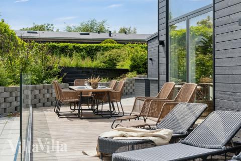 Nyt en grillkveld på terrassen i luksushus nr. 606 i Østjylland