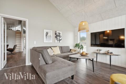 Det er god plass til hygge i feriehusets sofagruppe under oppholdet i luksushus nr. 609