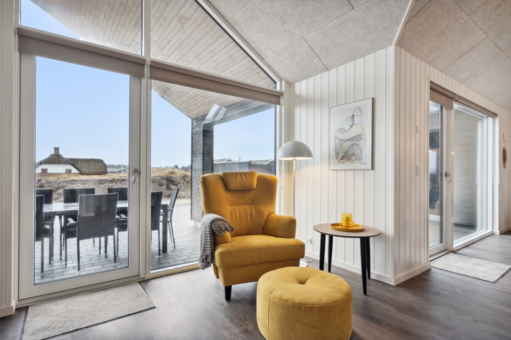 Sofaen i luksushus nr. 609 i Vestjylland er perfekt for å hygge seg med et brettspill eller se en film sammen.