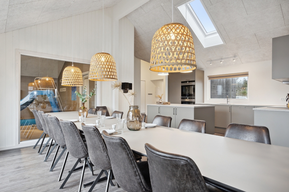Det er plass til 18 personer i det store lyse oppholdsrommet i luksushus nr. 609.