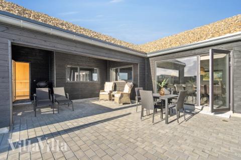 På terrassen i feriehus nr. 609 er det plass til 18 personer.