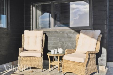 Nyt en grillkveld på terrassen i luksushus nr. 609 i Vestjylland