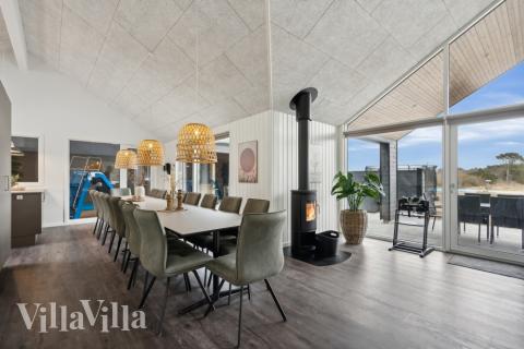 Det er plass til 18 personer i det store lyse oppholdsrommet i luksushus nr. 610.