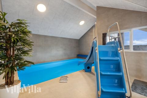 Det flotte bassenget i luksushus nr. 610 til 18 personer