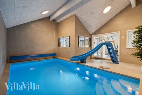 Feriehus 610 har et flott basseng med sklie, et stort innebygd boblebad og en badstue