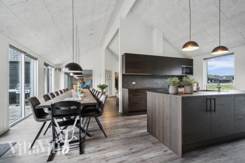 Det er plass til 20 personer i det store lyse oppholdsrommet i luksushus nr. 611.