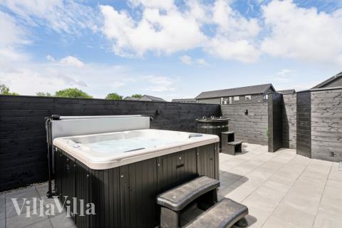 Nyt varmen i boblebadet i luksushus nr. 611 i Sydjylland