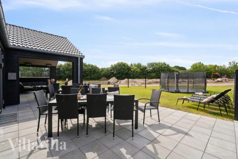 Nyt en grillkveld på terrassen i luksushus nr. 611 i Sydjylland