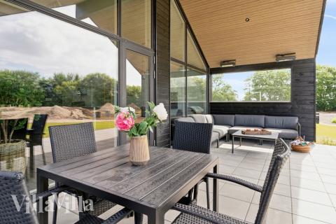 På terrassen i feriehus nr. 611 er det plass til 20 personer.