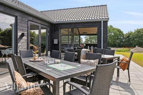 Luksushus nr. 611 har en deilig terrasse med gode hagemøbler til 20 personer.