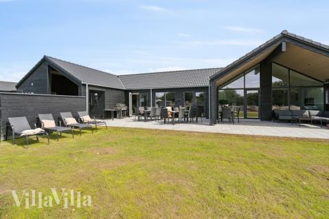 Dette lekre huset med svømmebasseng, nr. 611, med plass til 20 personer, ligger i Sydjylland