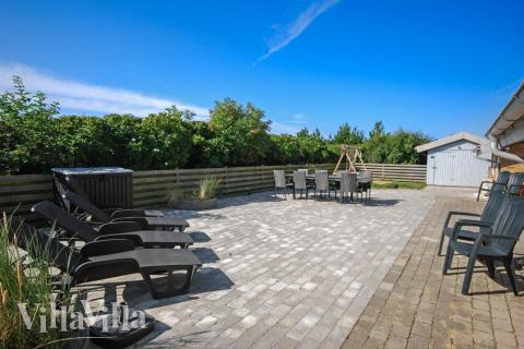 Nyt en grillkveld på terrassen i luksushus nr. 613 i Vestjylland