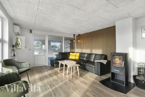 Sofaen i luksushus nr. 613 i Vestjylland er perfekt for å hygge seg med et brettspill eller se en film sammen.