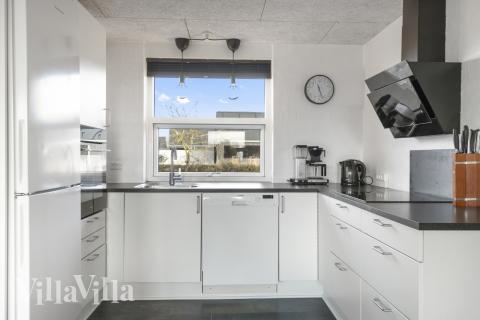 Kjøkkenet i luksushus nr. 613 er godt innrettet.