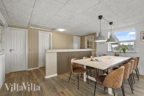 Det er plass til 8 personer i det store lyse oppholdsrommet i luksushus nr. 613.