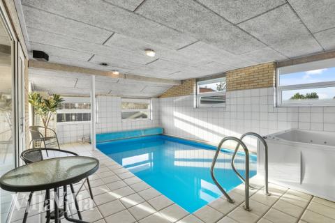Nyt varmen i boblebadet i luksushus nr. 613 i Vestjylland