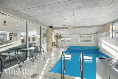 Feriehus 613 har et flott basseng med sklie, et stort innebygd boblebad og en badstue