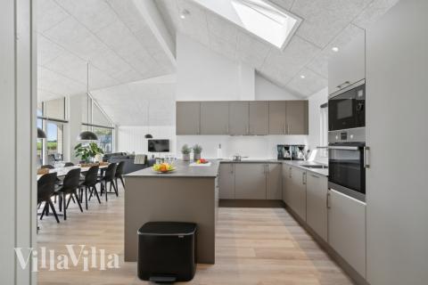 Kjøkkenet i luksushus nr. 614 er fullt utstyrt så dere lett kan lage mat til 16 personer.