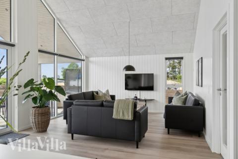 Sofaen i luksushus nr. 614 i Fyn og øyer er perfekt for å hygge seg med et brettspill eller se en film sammen.