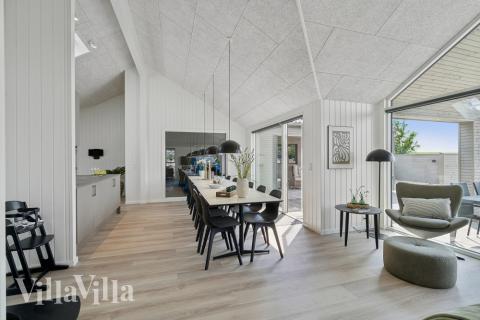 Det er plass til 16 personer i det store lyse oppholdsrommet i luksushus nr. 614.