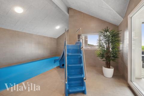 Det flotte bassenget i luksushus nr. 614 til 16 personer