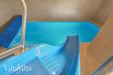 Feriehus 614 har et flott basseng med sklie, et stort innebygd boblebad og en badstue