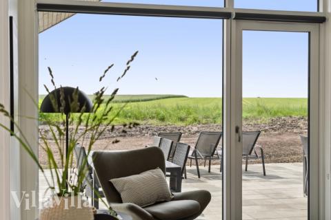 Det er god plass til hygge i feriehusets sofagruppe under oppholdet i luksushus nr. 614