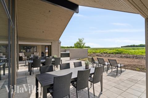 Nyt en grillkveld på terrassen i luksushus nr. 614 i Fyn og øyer