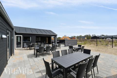 På terrassen i feriehus nr. 615 er det plass til 30 personer.