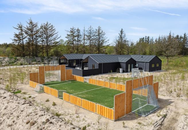 I det attraktive feriehuset nr. 615 i Nordjylland finnes det mengder av utendørsaktiviteter, som leketårn og huskestativ.