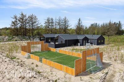 I det attraktive feriehuset nr. 615 i Nordjylland finnes det mengder av utendørsaktiviteter, som leketårn og huskestativ.