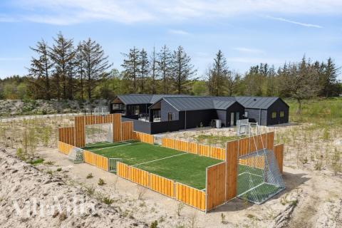 I det attraktive feriehuset nr. 615 i Nordjylland finnes det mengder av utendørsaktiviteter, som leketårn og huskestativ.