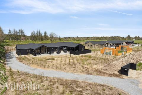 Dette lekre huset med svømmebasseng, nr. 615, med plass til 30 personer, ligger i Nordjylland