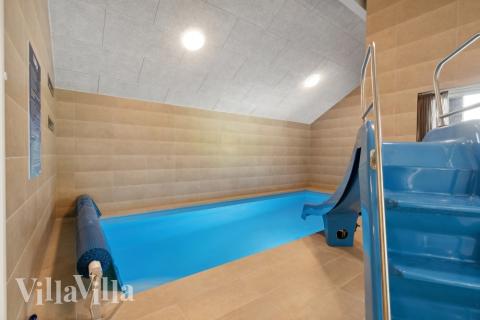 Feriehus 616 har et flott basseng med sklie, et stort innebygd boblebad og en badstue