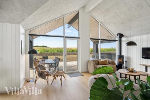 Sofaen i luksushus nr. 617 i Fyn og øyer er perfekt for å hygge seg med et brettspill eller se en film sammen.